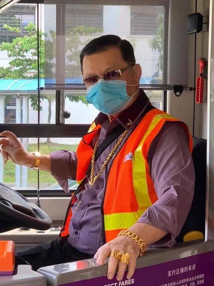 驚呆！新加坡公交司機脖子上戴幾公斤的金鏈子，什麽來頭