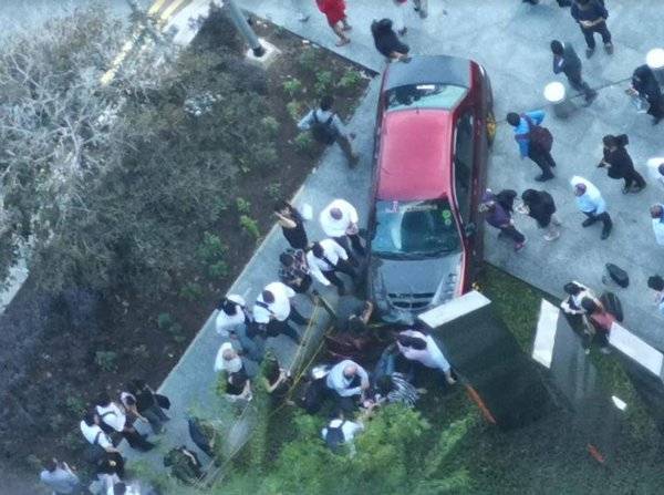 飙車時速102公裏 司機閃車撞人群