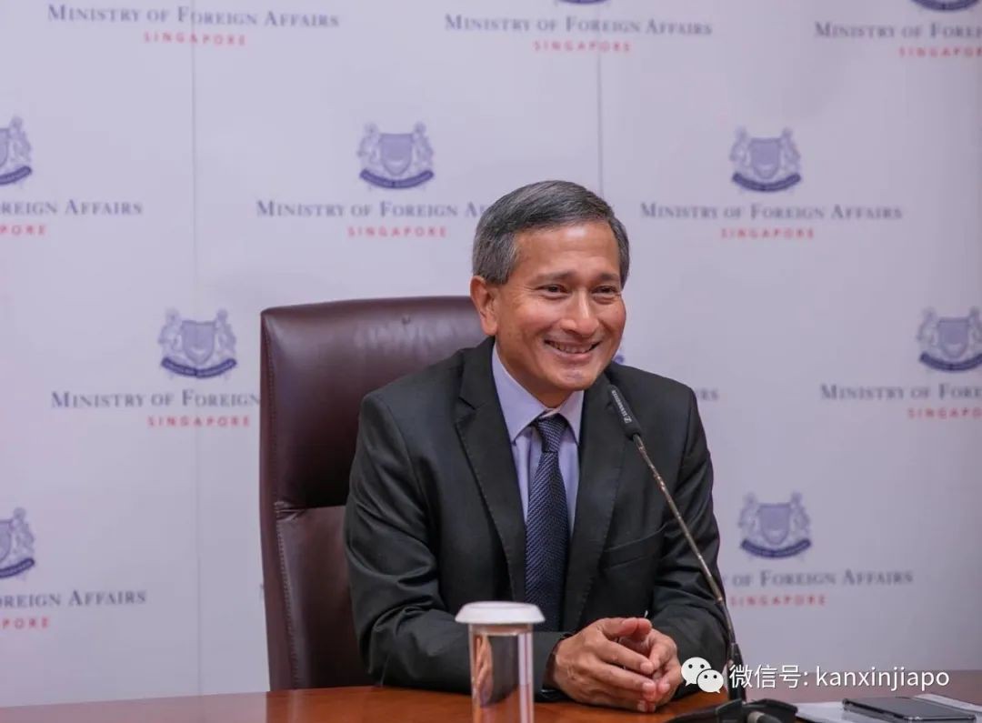 新加坡政府将分发可穿戴追踪器，4万人抗议没有人权