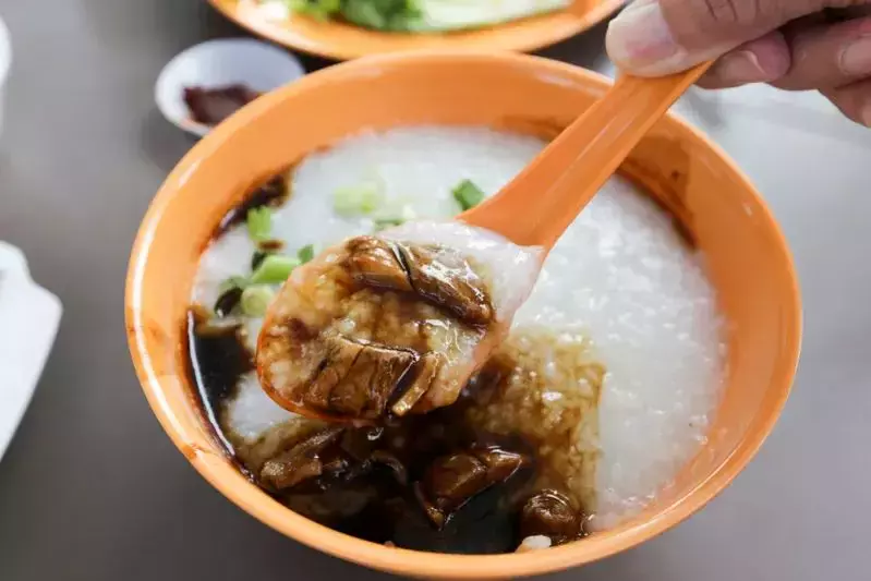 逢周末就爆滿!這個新加坡唯一的靠海美食村裏到底有哪些“寶藏小吃”