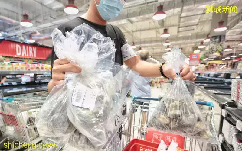 职总平价超市9角钱鲍鱼掀争购