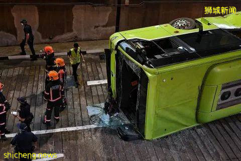 突发!新加坡一巴士从高处摔下,90度翻车窗户全碎!14人被紧急送往医院