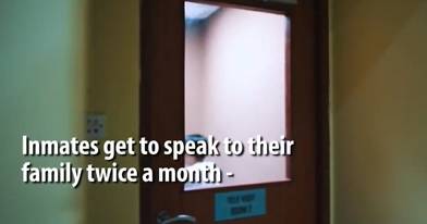 新加坡监狱内爆发斗殴,伤人者鞭刑+6年刑期!狱内实拍曝光