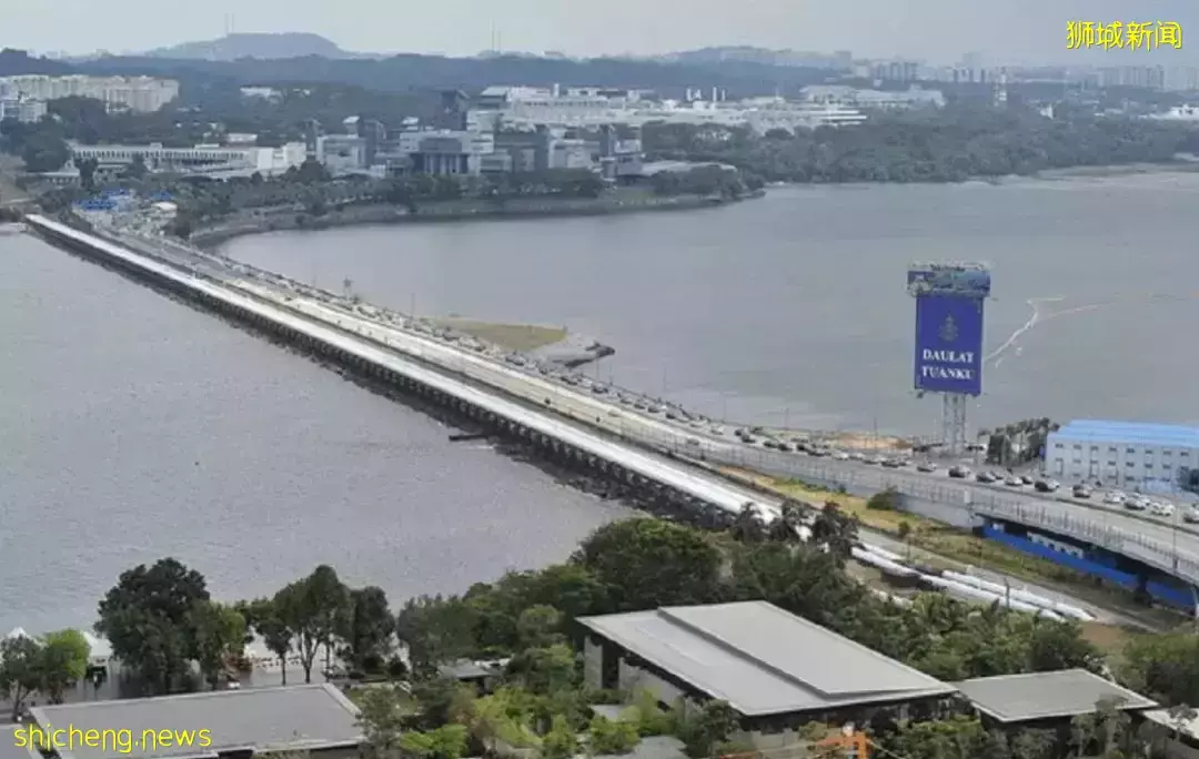 “他跪在新柔长堤上哭了”,新加坡和新山油价暴涨,只能骑车回家