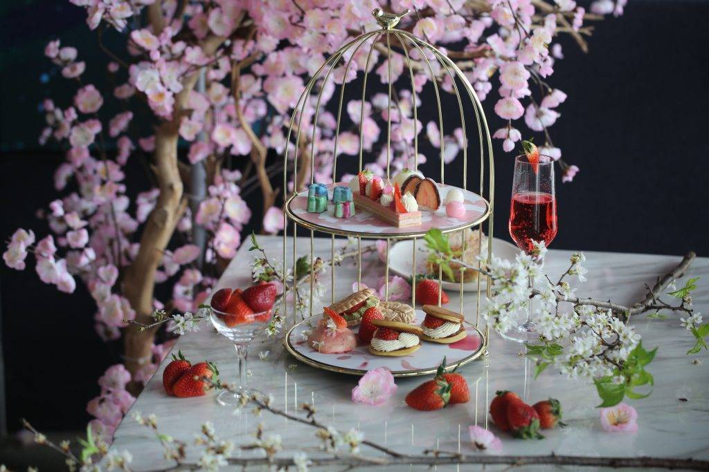 浪漫樱花季甜点🌸 限量版“草莓樱花”下午茶，空运花瓣+仿真造型！好看到舍不得吃啦