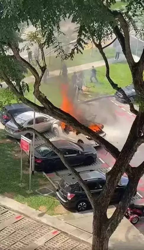 現場淒慘！新加坡白色車輛突然起火，1人死亡