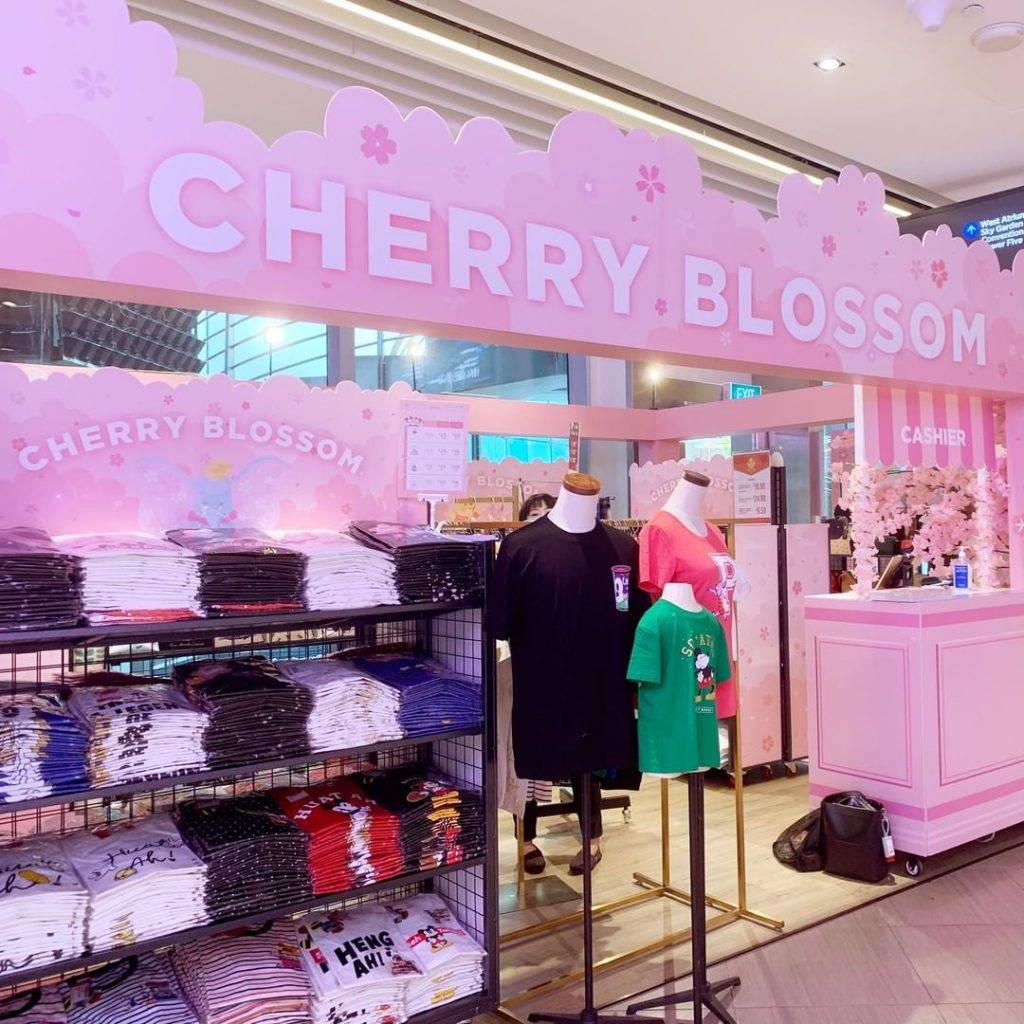 粉色风暴袭入商场💥 Suntec City迪士尼樱花主题快闪展览！独家限量款周边+经典卡通人物立牌😍 