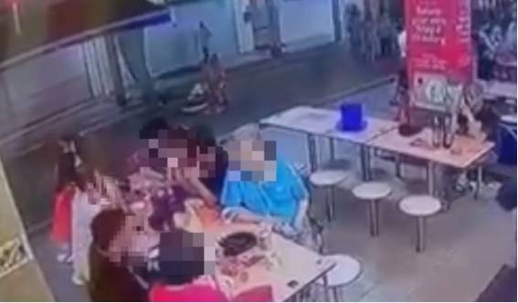 疫情下居然九人同桌？新加坡大爷大妈忍不了，上手！