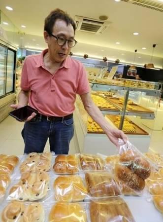 猴子闯入商场 偷走红豆沙面包 还凶店员