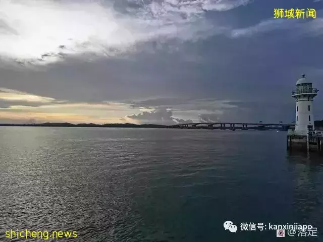 在新加坡看落霞云归，远眺柔佛海峡灯塔复明