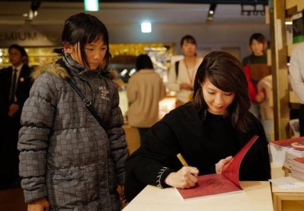 结束东京画展 欧萱将闯中国拍剧