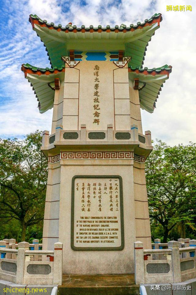 李光耀：为何先在新加坡废汉语，后又扶持汉语学校发展