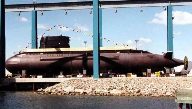 新加坡占了个好位置和堪称精锐的海军