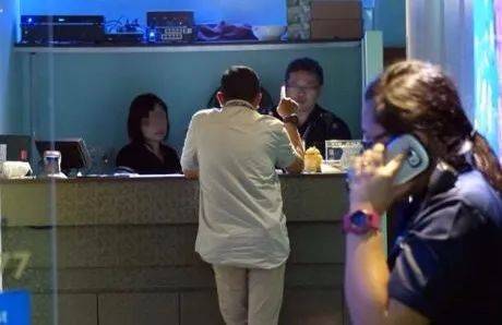 新加坡警察突袭7间按摩店,店内装潢曝光!两妇女因卖淫被捕