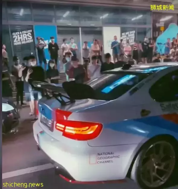 炸街!重型车辆、跑车和摩托车队神秘聚集新加坡芽笼,深夜齐鸣笛