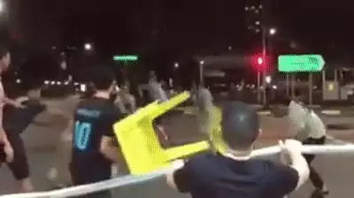 震惊!这名学生在新加坡被狂砍6刀,缝了几十针!警方高层:芽笼是潜在火药桶