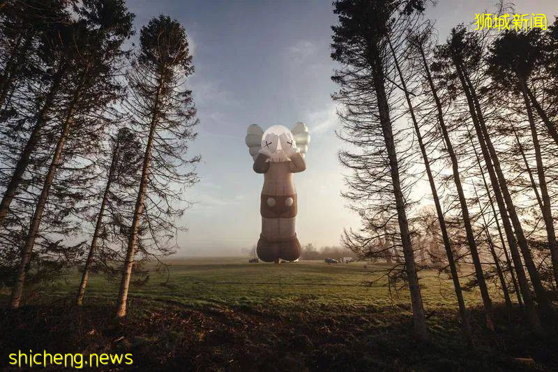 《KAWS: HOLIDAY》11月正式登陸新加坡！42米濱海灣浮動舞台巨型擁抱雕塑&獅城獨家收藏品，讓你大飽眼福