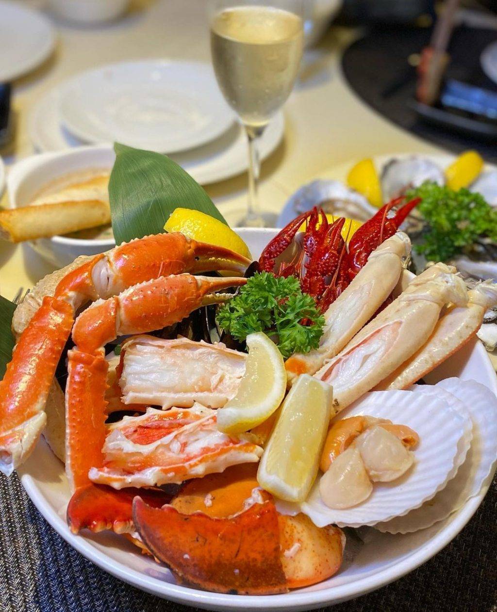肥美海鮮吃到飽💥 新加坡海鮮自助餐合集！炭烤小龍蝦、辣椒螃蟹、生魚片無限任吃😋