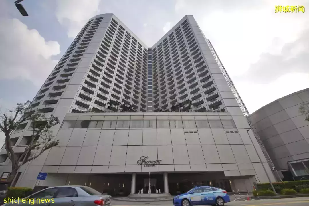 台湾妇赴新加坡五星级酒店儿子婚宴，狡猾职员在红包上动手脚抽掉5000元，谁知