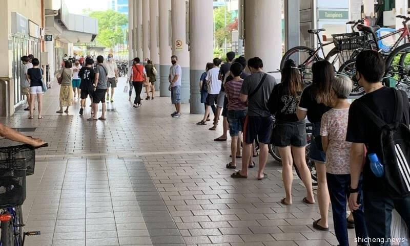 ◤新国延长CCB◢理发店复业首日 新加坡人排长龙等开门