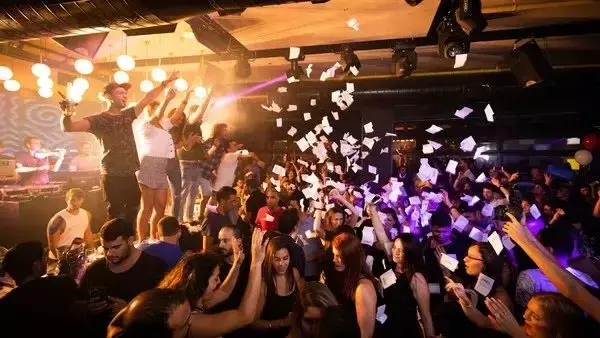 首个奥密克戎病例死亡！新加坡神秘KTV非法经营3个月：20个房间、无口罩陪酒