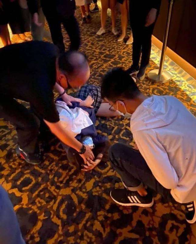 噩梦成真!新加坡食阁的巨型吊扇掉下来砸伤了人,血流不止