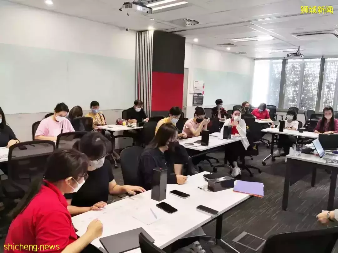 揭秘新加坡職場生存現狀，多少人與高薪失之交臂