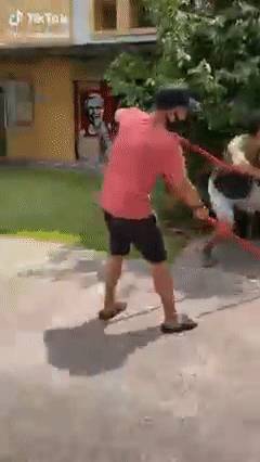 恐怖！新加坡這個食閣煤氣罐爆裂，發生大火！兩小夥勇敢救急