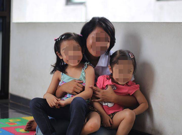 全岛轰动！新加坡女佣把17个月大孩子的手插到滚水里