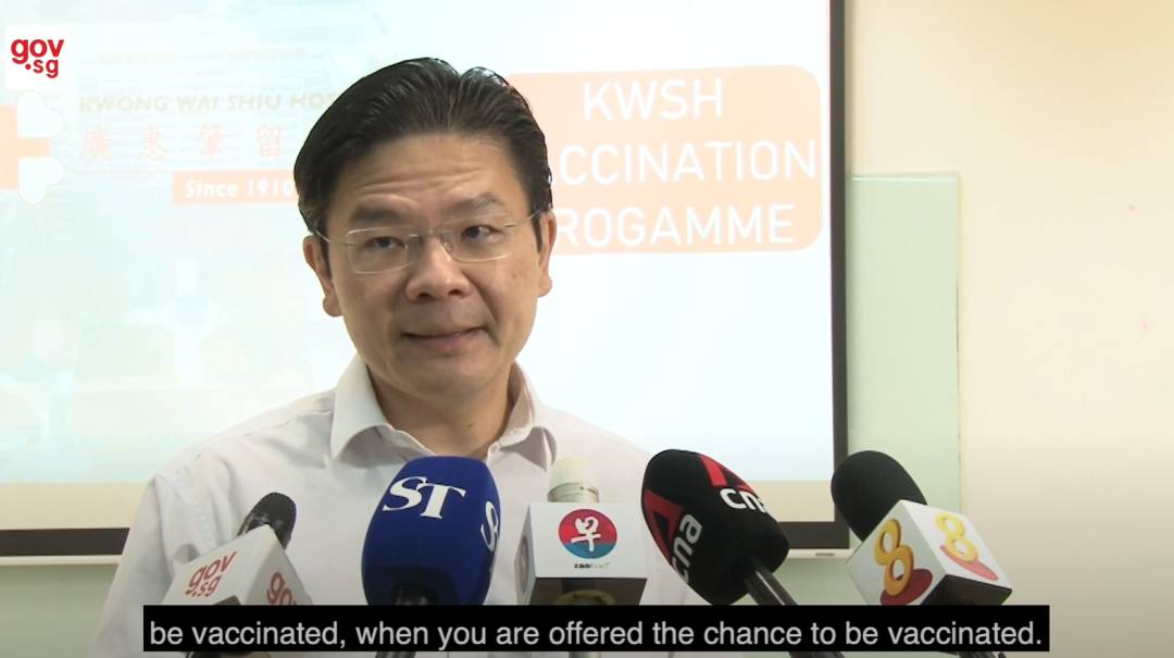 新加坡抗疫组长撸起袖子开打,劝大家不要等“某疫苗”了