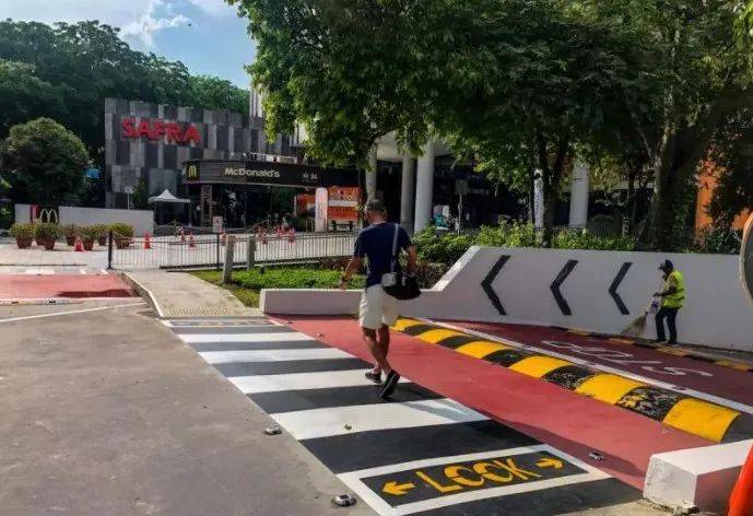 大巴窑发生严重车祸,6岁男童在斑马线上被卷入车底昏迷送院