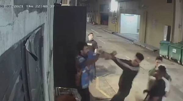 倒霉员工遇3醉汉  后巷倒垃圾无端端被打