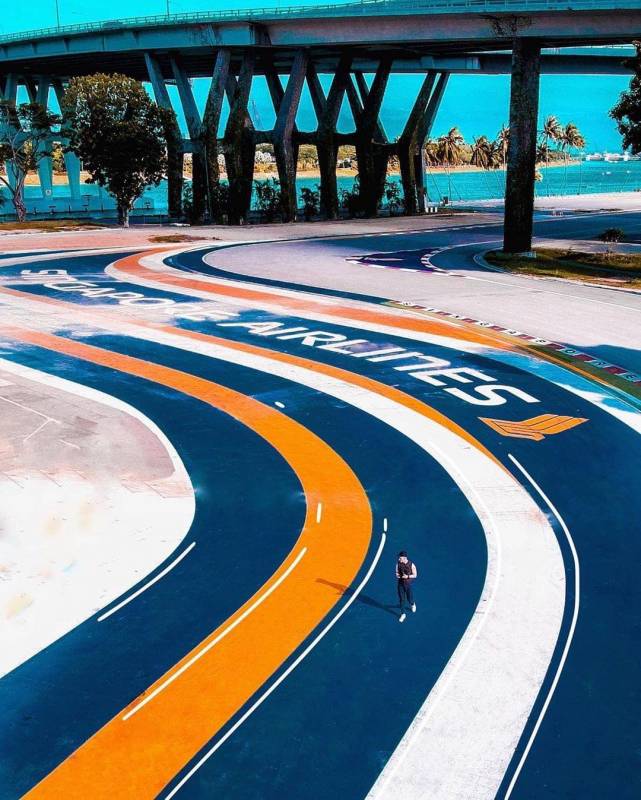 小新最夯网红地!超酷炫新航标志F1跑道