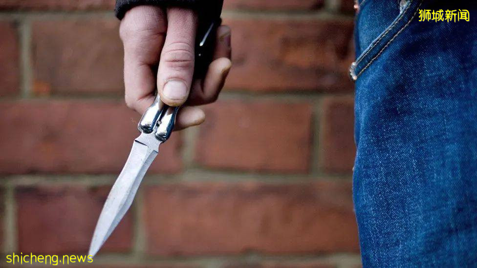 宏茂橋驚現鄰裏傷人案！一男子擦窗時被鄰居用鐵鏈爆頭