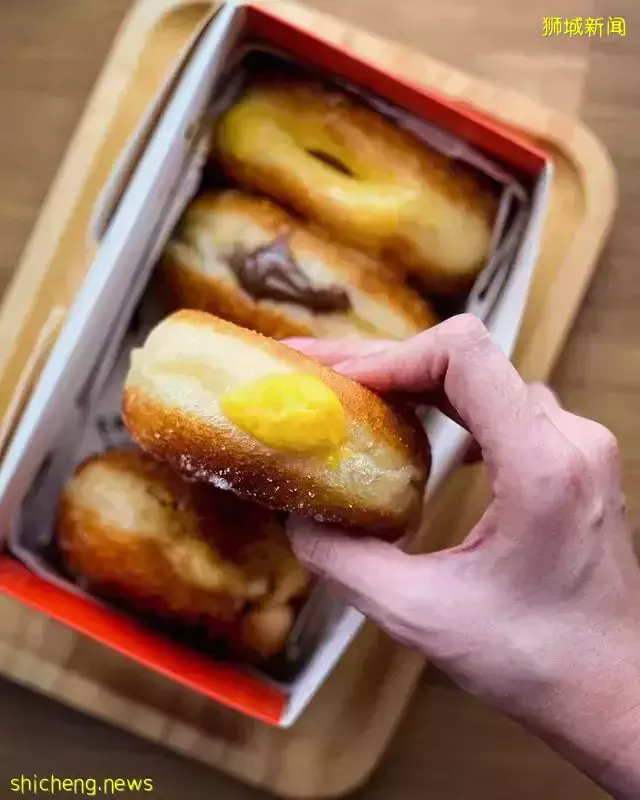 接好糖衣炮弹!盘点新加坡爆浆甜甜圈Bomboloni🍩圆圆鼓鼓外形、内馅满到流心😙