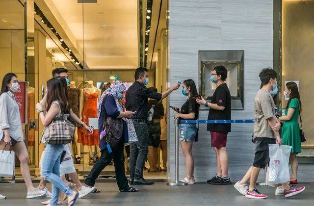 昨天！李顯龍總理爲了開會，接受“戳鼻孔”！會議信息量好大