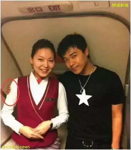 成龙和空姐搂肩照流出,还要电话、地址?女方回应!他两次为新加坡做好事而被骂