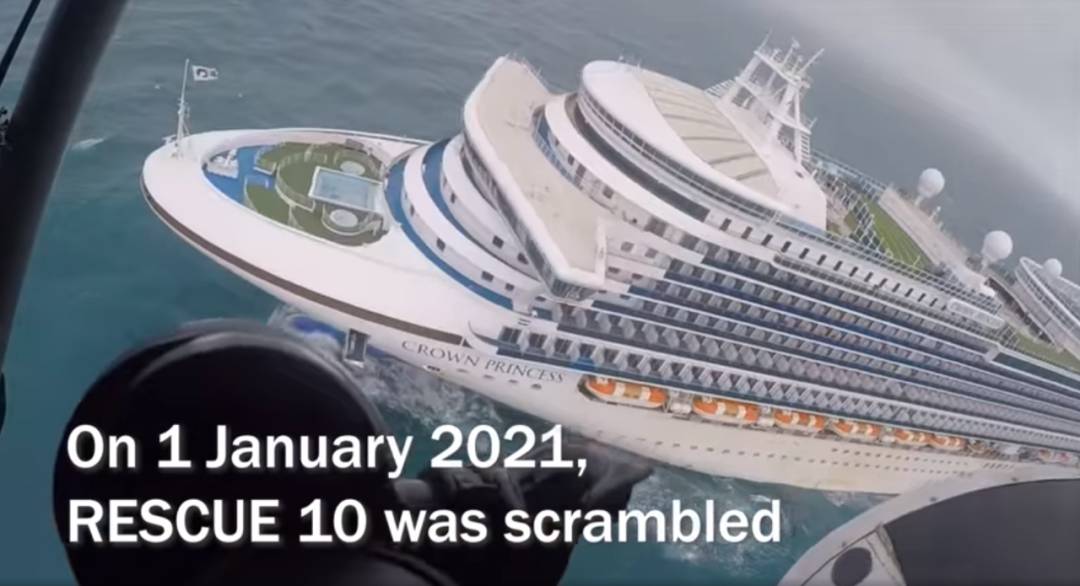 新加坡空軍出動直升機，爲了從遊輪上救人