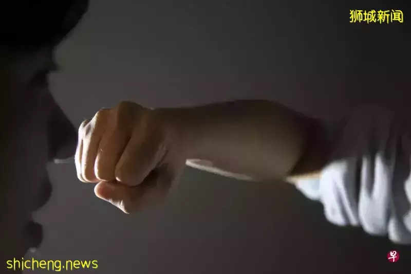 不满被“兄弟”指是“损友” 男子纠众打人勒索判监