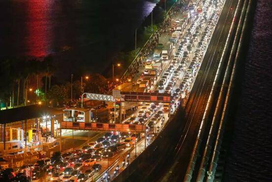 面對高達3000新元的隔離費,他們選擇在新加坡過年