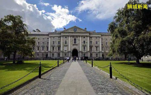 這個學校拍了拍你,並給你送來一份獎學金