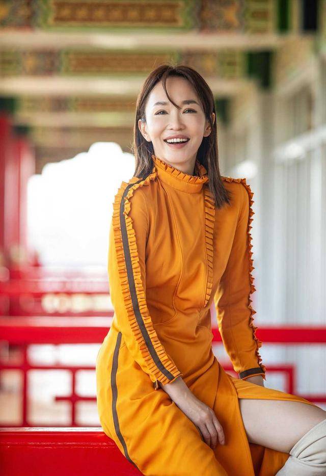 新加坡第一美女范文芳身材惊艳，穿橙色连衣裙配长筒靴，时髦大气