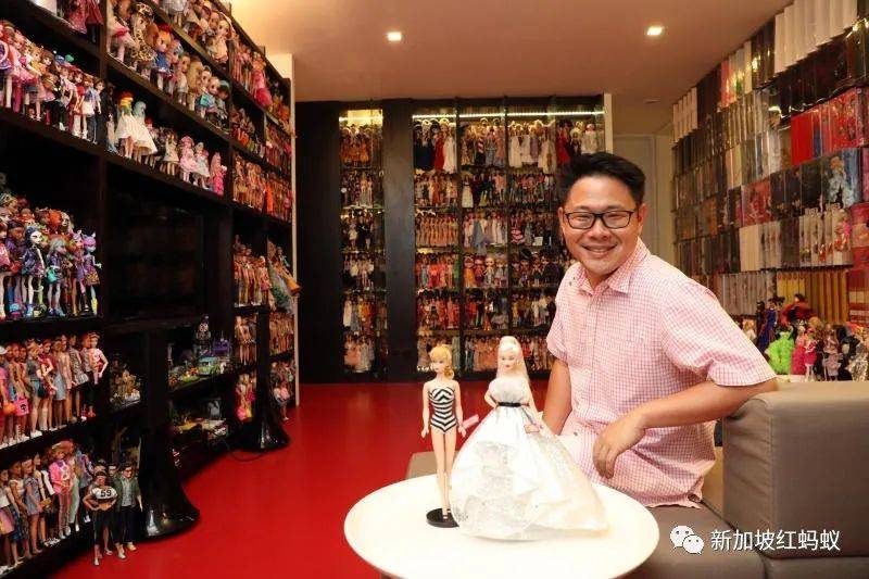 新加坡狂熱收藏家把組屋打造成迷你“迪士尼”，門裏門外兩個世界