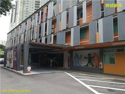 去新加坡留學，拿英國名牌大學文憑