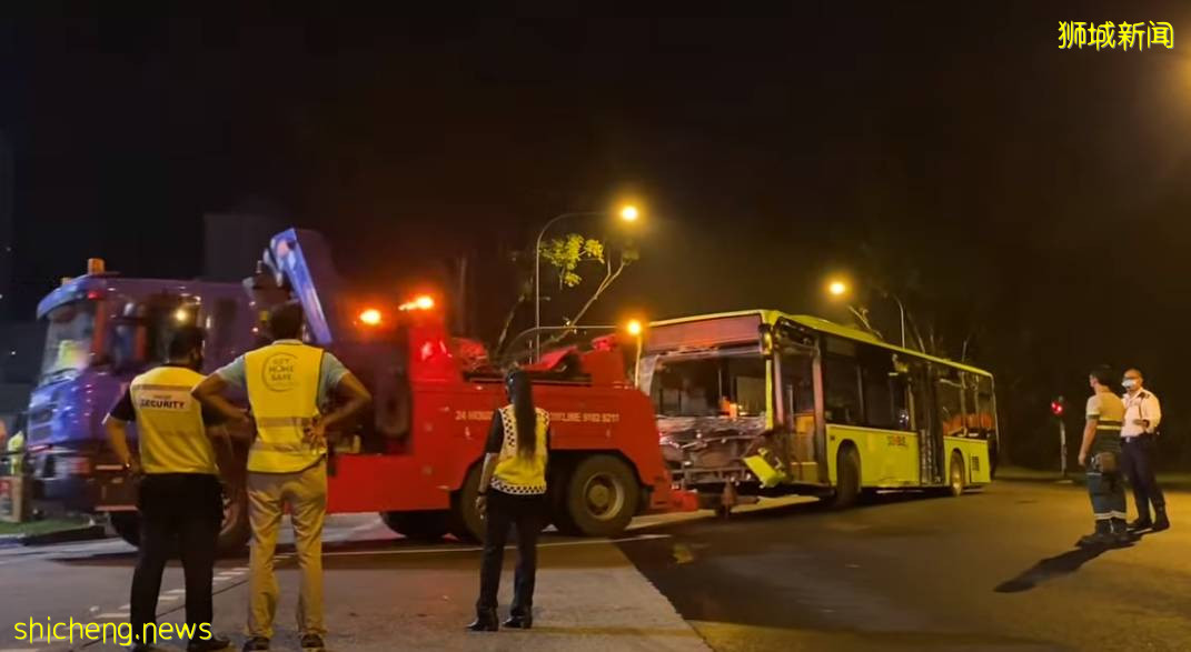 突发!新加坡一巴士从高处摔下,90度翻车窗户全碎!14人被紧急送往医院