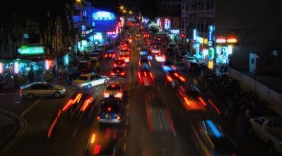 新加坡七部門聯合掃蕩芽籠紅燈區,帶走89人!持刀打架、咬警察、脫衣服… 好亂