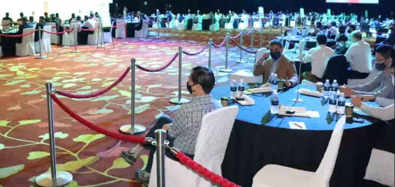 公然違規!新加坡克拉碼頭百人狂歡跨年: 不戴口罩、貼面跳舞!或導致超級傳播