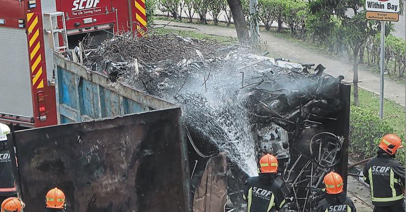 卡车半路起火狂烧 司机卸下车斗保车头