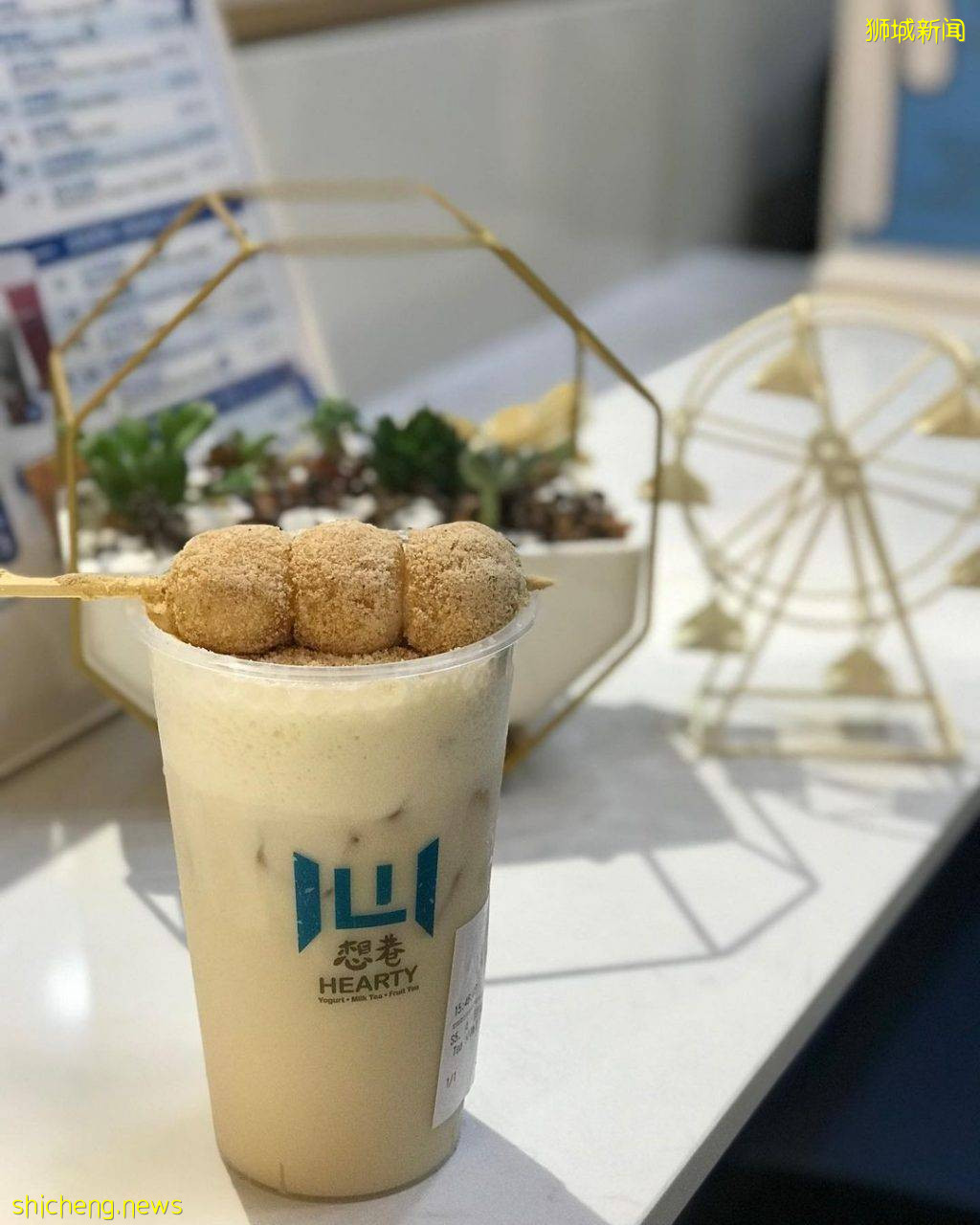 新一波打卡热潮🥤“Hearty Singapore 想巷”丸子豆乳饮品🍡胖乎乎麻薯丸子躺在杯口,吸睛度100%✨