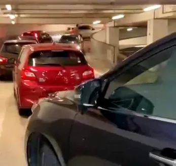 被疫情压抑太久了? 榜鹅商场停车场闸门故障,车主纷纷鸣笛长达10分钟